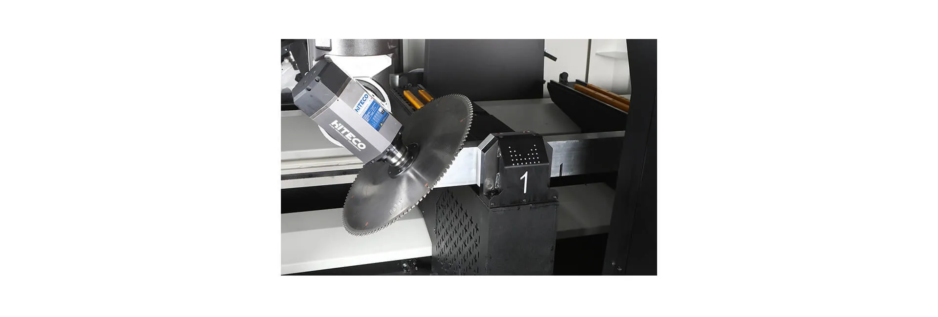 Centre de découpe et d&rsquo;usinage de profilés CNC INO Apollo à 5 axes