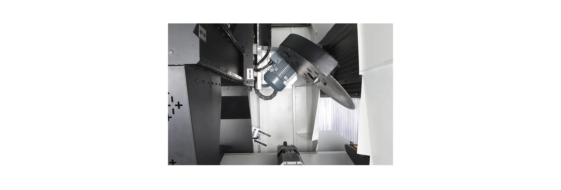 Centre de découpe et d&rsquo;usinage de profilés CNC INO Apollo à 5 axes