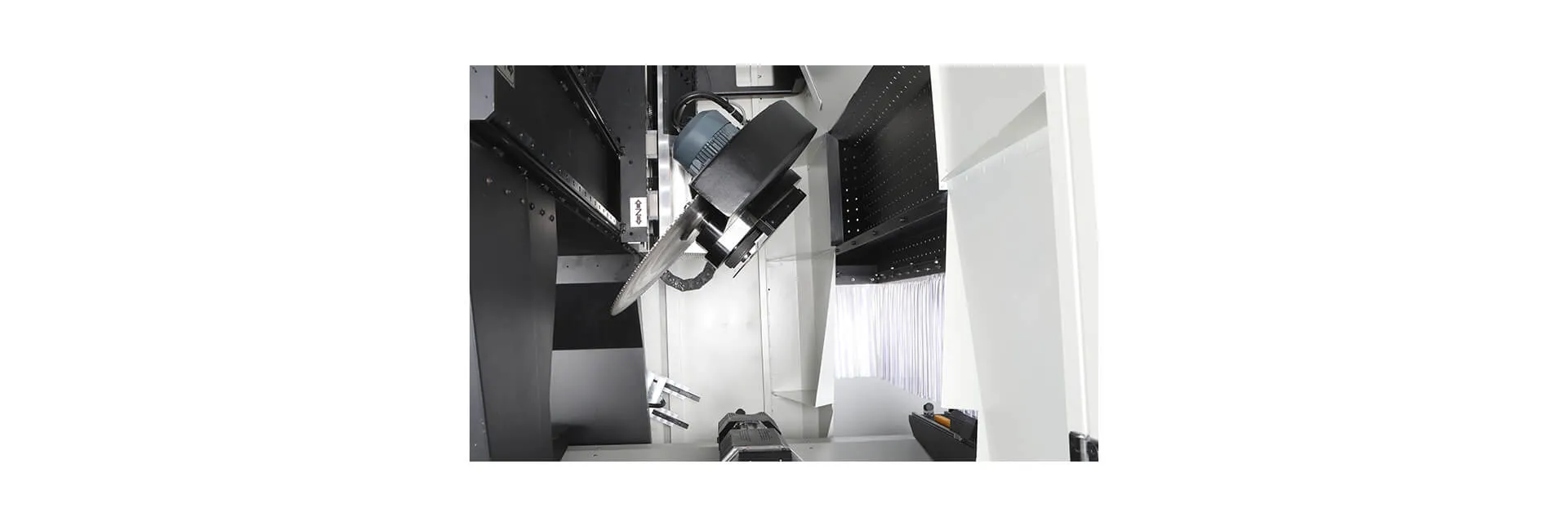 Centre de découpe et d&rsquo;usinage de profilés CNC INO Apollo à 5 axes