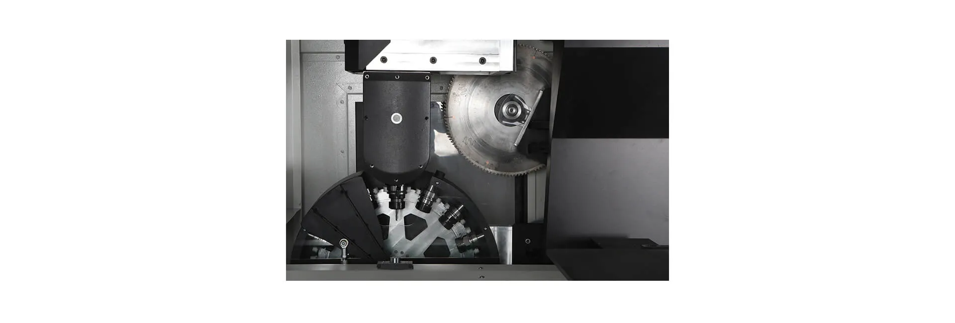 Centre de découpe et d&rsquo;usinage de profilés CNC INO Apollo à 5 axes