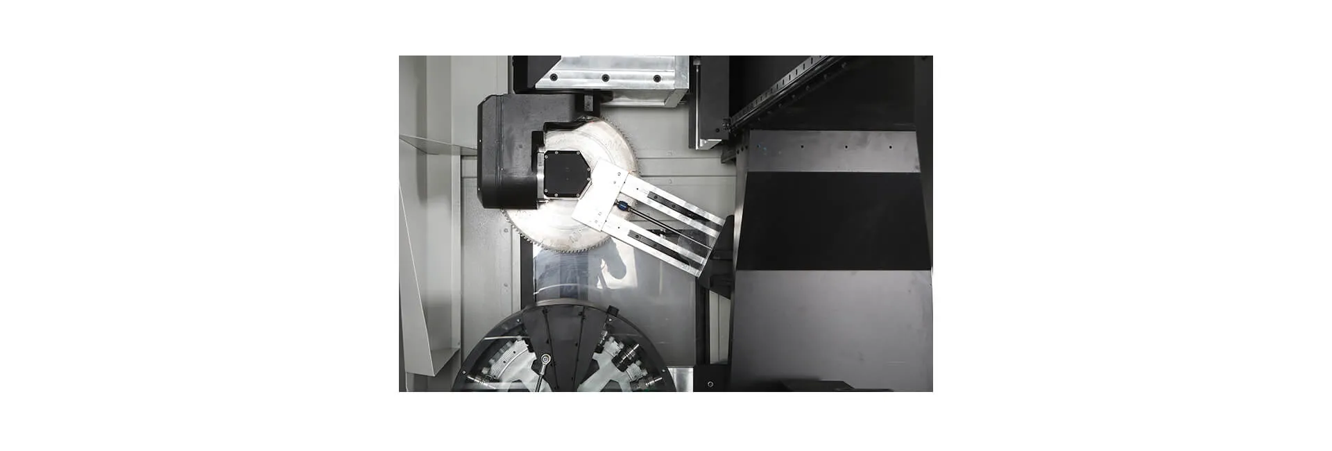 Centre de découpe et d&rsquo;usinage de profilés CNC INO Apollo à 5 axes