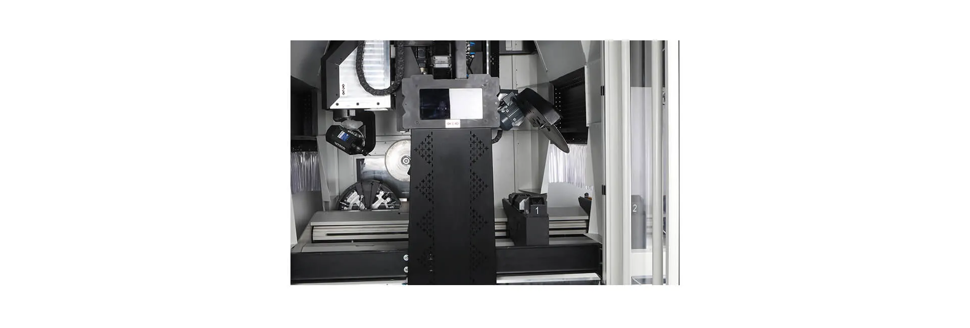 Centre de découpe et d&rsquo;usinage de profilés CNC INO Apollo à 5 axes
