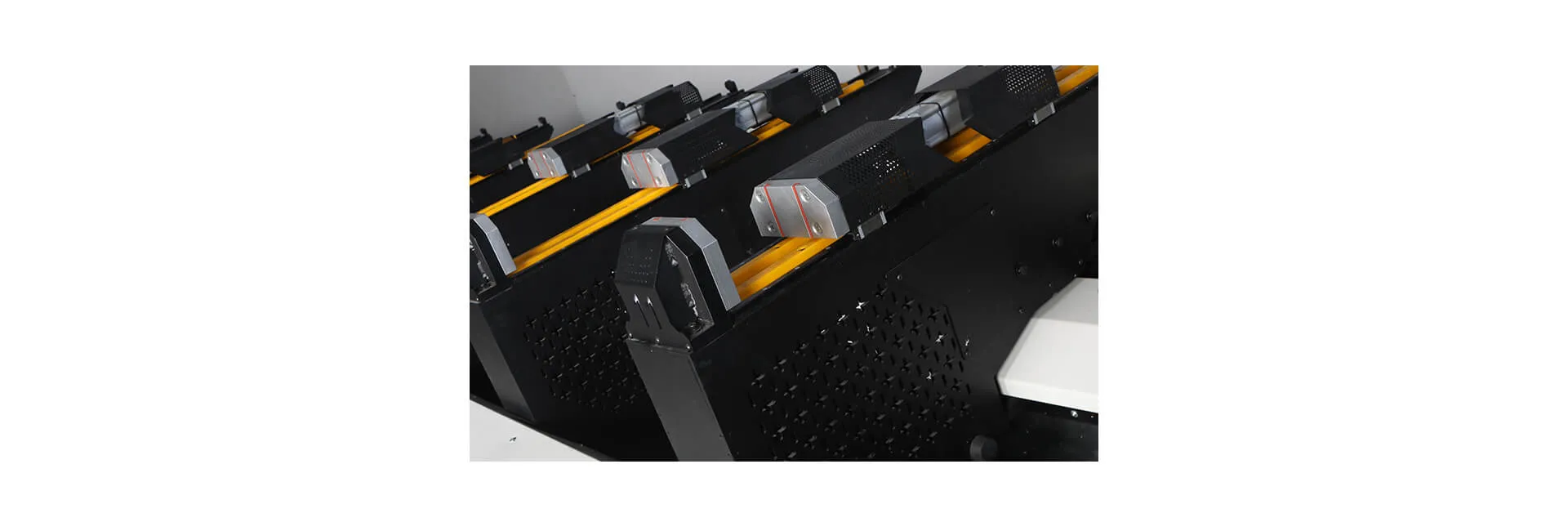 Centre de découpe et d&rsquo;usinage de profilés CNC INO Apollo à 5 axes